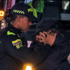 Foto de un uniformado de la Policía capturando a una persona.