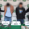 Foto que muestra dos hombres y dos policías 