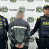 Hombre capturado en medio de dos policías.