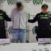 Foto de un hombre capturado junto a policías