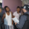 Dos de los capturados con dos policías.