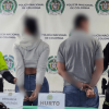 Un hombre y una mujer, capturados, en medio de dos policías.