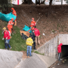 Foto que muestra personas limpiando un canal de agua 
