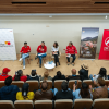 Funcionarios de la Alcaldía Mayor de Bogotá participando en un panel de debate frente a ciudadanos y participantes de un evento público.
