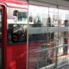 Foto de una estación de TransMilenio con un bus del Sistema al lado.