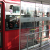 Foto de una estación de TransMilenio con un bus del Sistema al lado.