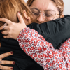 Dos mujeres abrazándose.