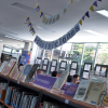 Imagen de stand de libros con aviso en letra de nuevas adquisiciones en Biblioteca pública de Bogotá