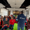 Foto que muestra un grupo de personas reunidas en un salón en el sur de Bogotá.