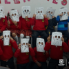 Foto que muestra un grupo de estudiantes con máscaras en forma de muelas