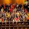 participantes de los Comités de Ayuda Mutua reunidos en un auditorio, posando para una fotografía grupal en las escaleras y pasillos laterales.