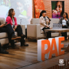 Foto que muestra personas hablando en una conferencia 