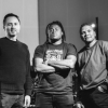 Imagen de Diego Gómez aka Cerrero junto a Juan Carlos ‘Cankita’ Diego Gómez aka Cerrero de Llorona Records y Discos Pacífico, se une a Juan Carlos ‘Cankita’ Mindinero y William Martínez en blanco y negro