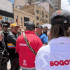 Gestores de Diálogo y de Convivencia dialogando con personas en una movilización.