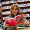 Imagen de una mujer leyendo un libro en las bibliotecas públicas de Bogotá