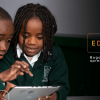 Foto que muestra una niña y un niño con una tablet en las manos 