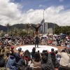Imagen de varias personas disfrutando un espectáculo p{ublico al aire libre.