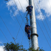 Foto que muestra funcionarios con el uniforme de Enel Colombia realizando trabajos técnicos