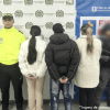 Tres capturados, en medio de policías y funcionarios de la Fiscalía.