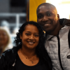 Foto que muestra un hombre y una mujer sonriendo 