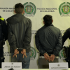 Dos policías y dos hombres capturados 