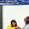 Una persona de Integración Social en una feria de Servicio