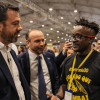 Alcaldes de Bogotá y Cali Personas conversan con un participante del Festival Petronio Álvarez un estand durante un evento en Corferias por la Feria del Hogar 2026.