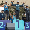 Deportistas con medallas ocupan los tres primeros lugares de un podio durante una ceremonia de premiación de la Carrera de la Mujer 2026.