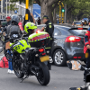 Accidente de tránsito en vía urbana con presencia de motocicleta policial, ambulancia, automóvil particular y bicicleta caída sobre la ciclorruta.