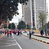Foto que muestra personas caminando por la calle