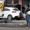 Mujer arrojando bolsas de basura en la calle. 