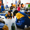 Foto que muestra estudiantes hablando en un colegio en Bogotá.