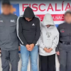 Foto de dos personas capturadas en Bogotá.