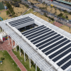 Foto que muestra paneles solares y carros 