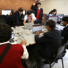 Foto que muestra estudiantes en un salón de clases 