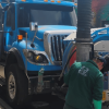 Foto que muestra personas con el uniforme del Acueducto de Bogotá junto a un carro vactor