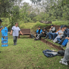 Foto que muestra un grupo de personas hablando en un parque 