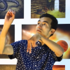 Imagen de un hombre interpretando lengua de señas en un evento en Bogotá.
