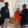 Estudiantes y personas de Idipron conversando en una oficina