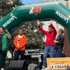 Director del Instituto de Bienestar Animal de Bogotá sobre una tarima bajo un arco inflable verde con logos de Bogotá y “Guau al Parque”, junto a equipos de sonido y un cartel informativo, durante una actividad pública al aire libre en una plaza de Bogotá.