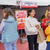 Foto de un grupo de ciudadanos recibiendo asesoría de funcionarios de la Secretaría Distrital de Integración Social en un evento público en una plazoleta de Bogotá.
