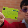 Foto que muestra un joven sosteniendo una tarjeta Tu Llave 