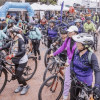 Foto que muestra personas montando bicicleta 