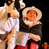 Imagen de mujer adulta mayor vestida con traje de Campesina y una persona disfrazada de vaca