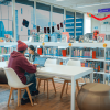 Imagen de jóvenes con computadores en las salas de las bibliotecas públicas de Bogotá