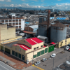 Foto que muestra casas y carros 