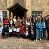 Hombres y mujeres reunidos luego de realizar un trabajo en equipo 