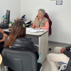 Cuatro personas reunidas en una Casa de Justicia 