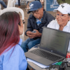 Foto que muestra tres personas hablando 