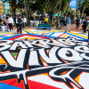 Foto de un suelo pintado con la palabra Barrios Vivos 